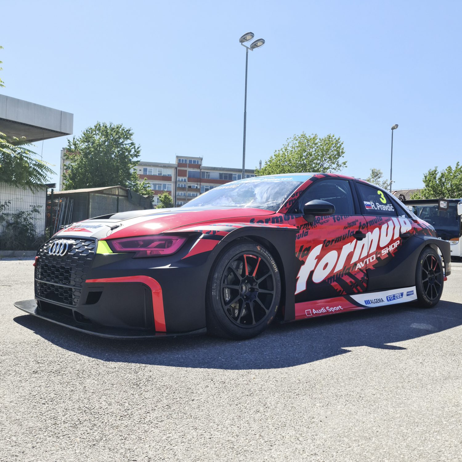 Polepitev dirkalnega vozila Pravdić Audi TCR, izvedeno s strani Styxz. Sodobna grafična polepitev vozila.