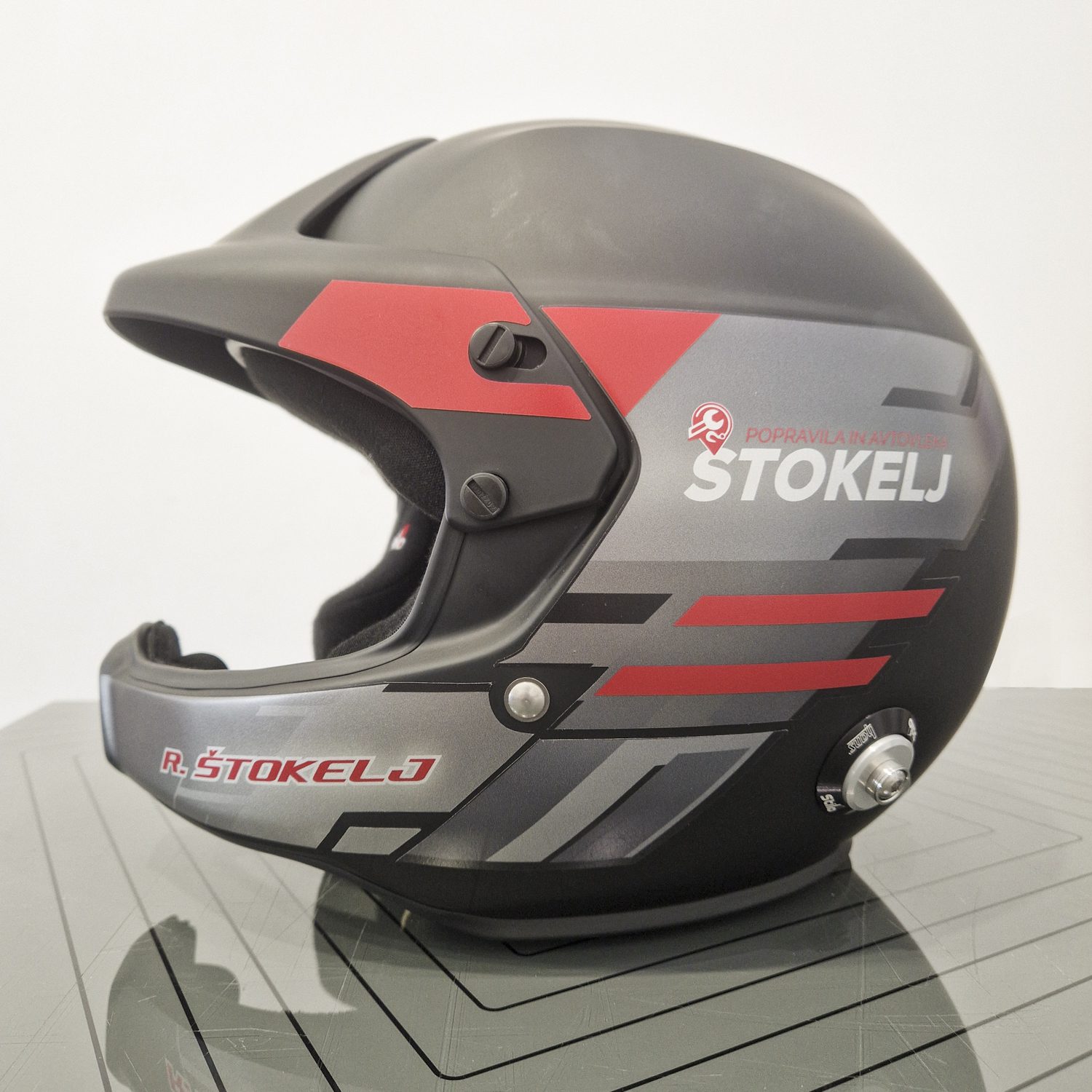 Polepitev dirkaške čelade Robi Štokelj, izvedeno s strani Styxz.