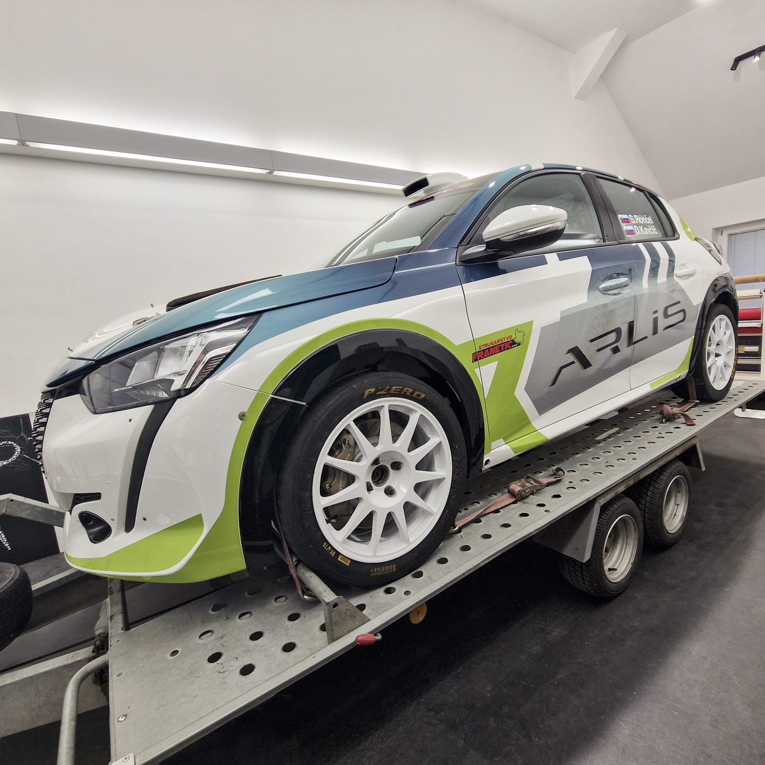 Polepitev dirkalnega vozila Roncel P208, izvedeno s strani Styxz.