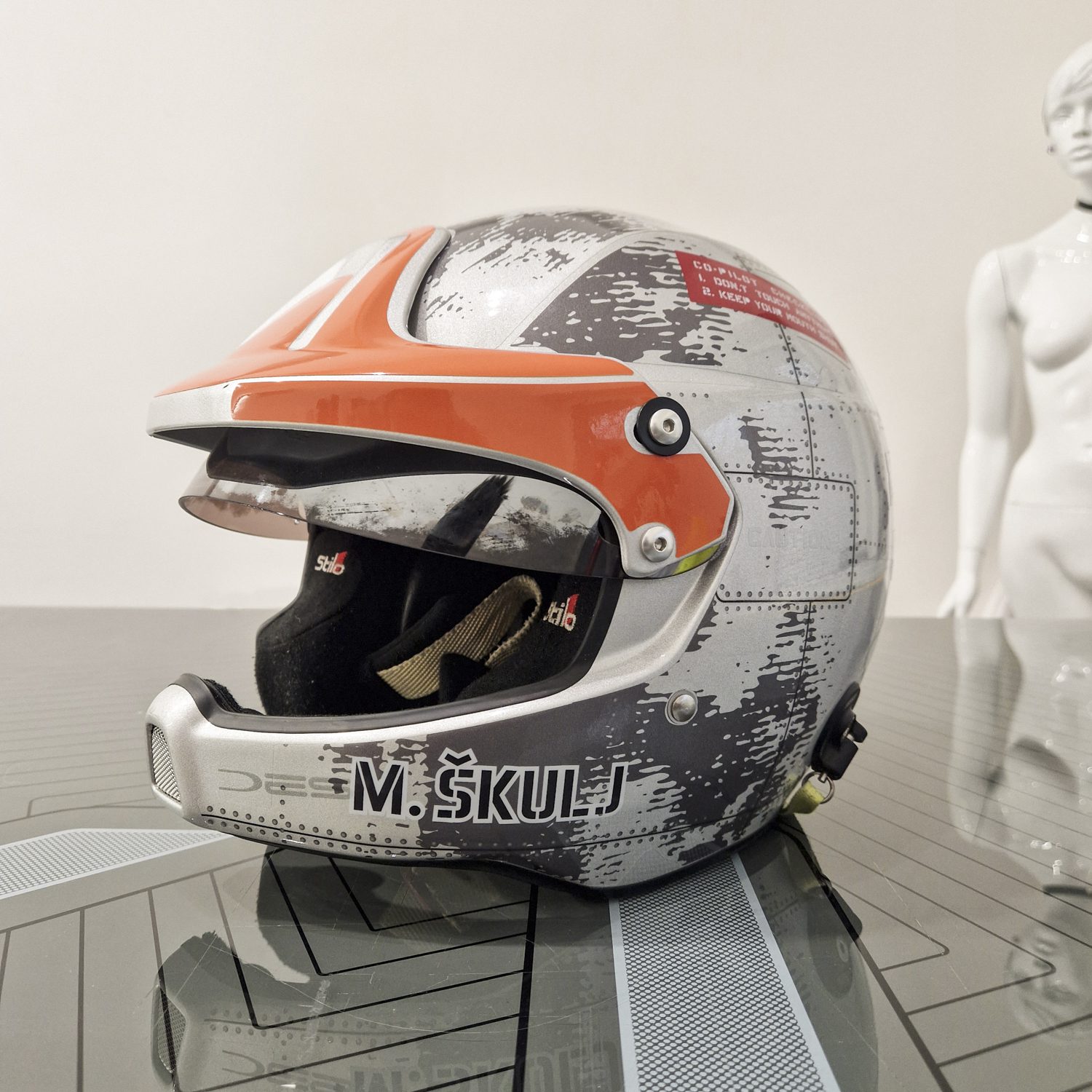 Polepitev dirkaške čelade Škulj, izvedeno s strani Styxz.