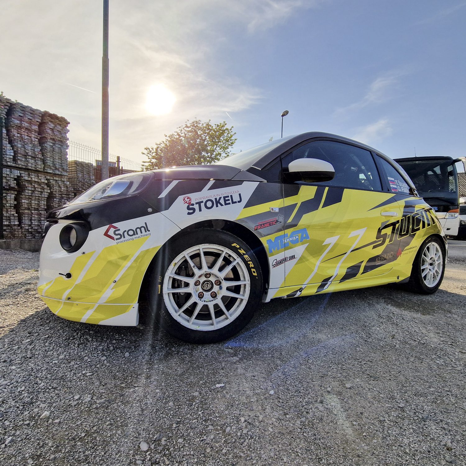 Polepitev dirkalnega vozila Stucin Adam, izvedeno s strani Styxz.