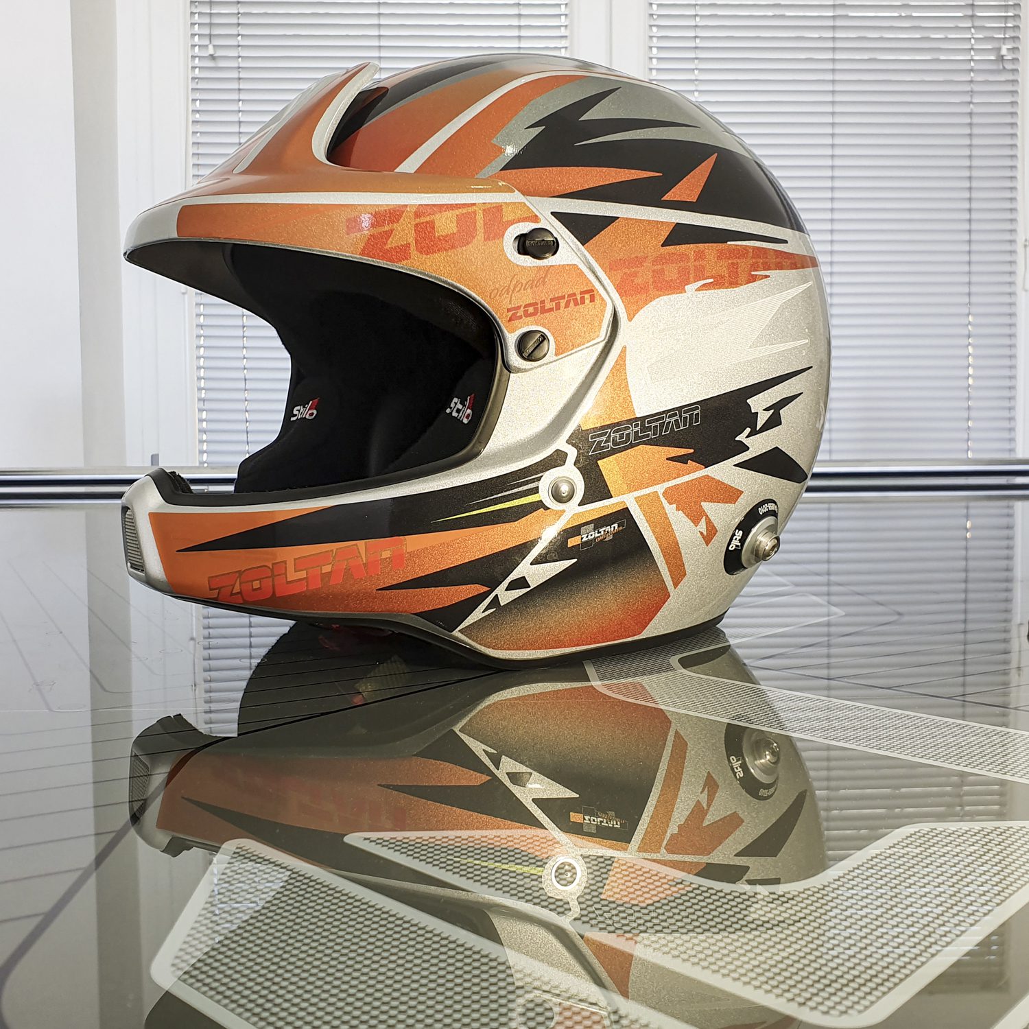 Polepitev dirkaške čelade Zoltan, izvedeno s strani Styxz.