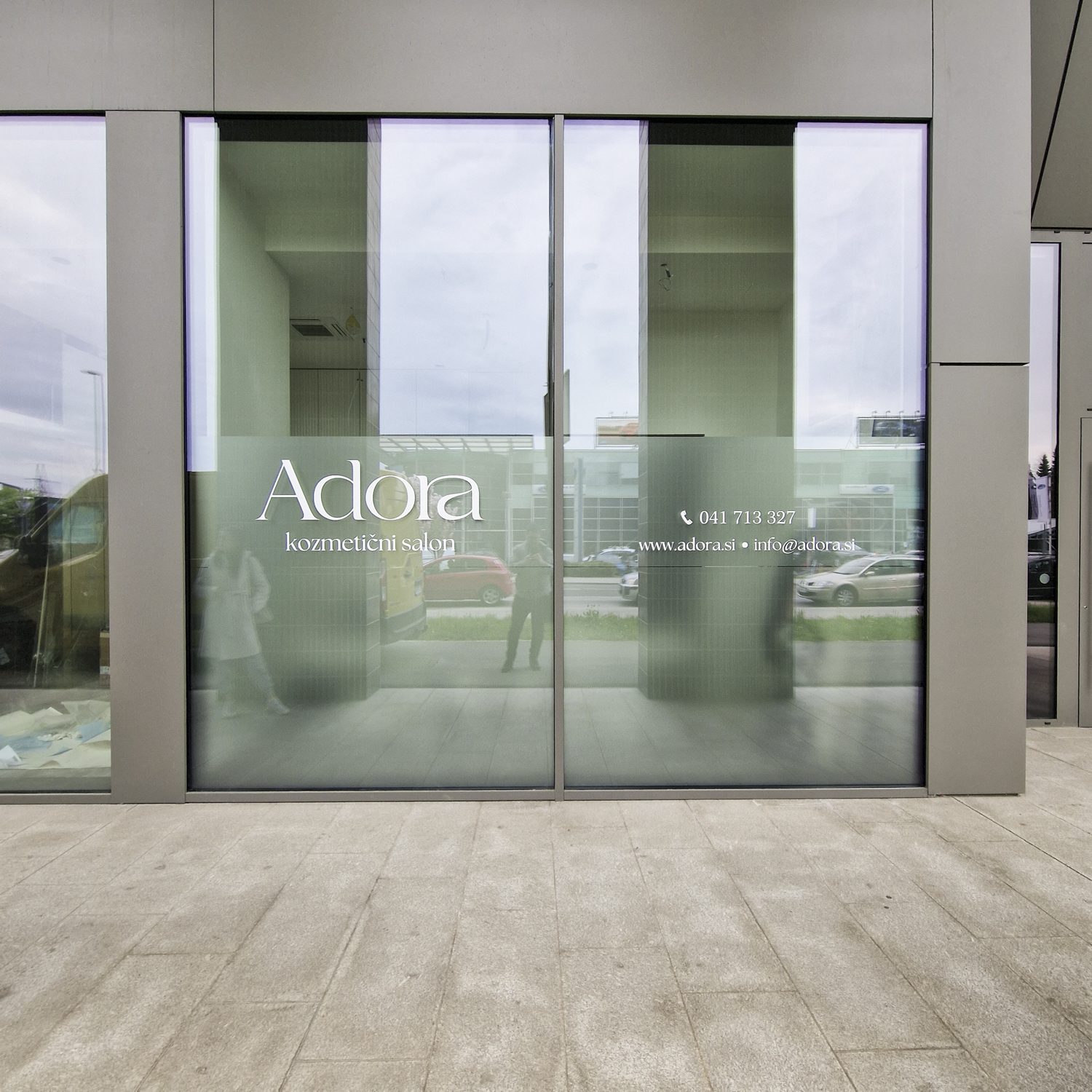 Polepitev stekla za Adora, izvedeno s strani Styxz.