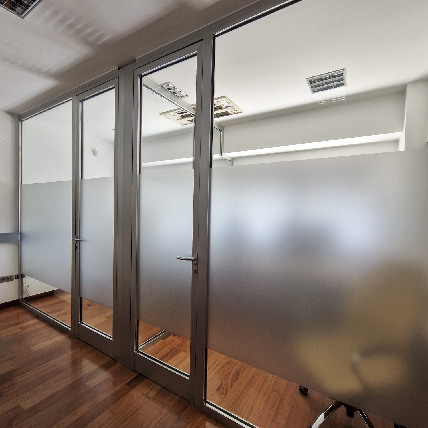 Peskanje in polepitev stekla za Postim, izvedeno s strani Styxz.