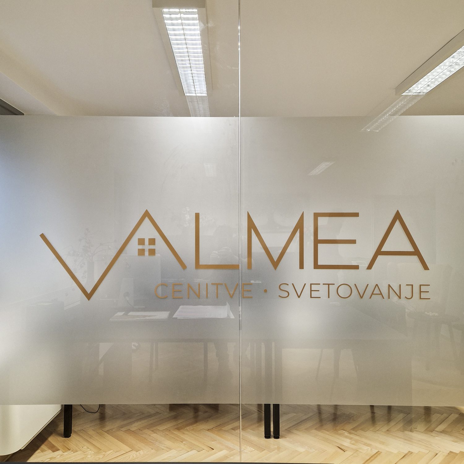 Peskanje in polepitev stekla za Valmea, izvedeno s strani Styxz.