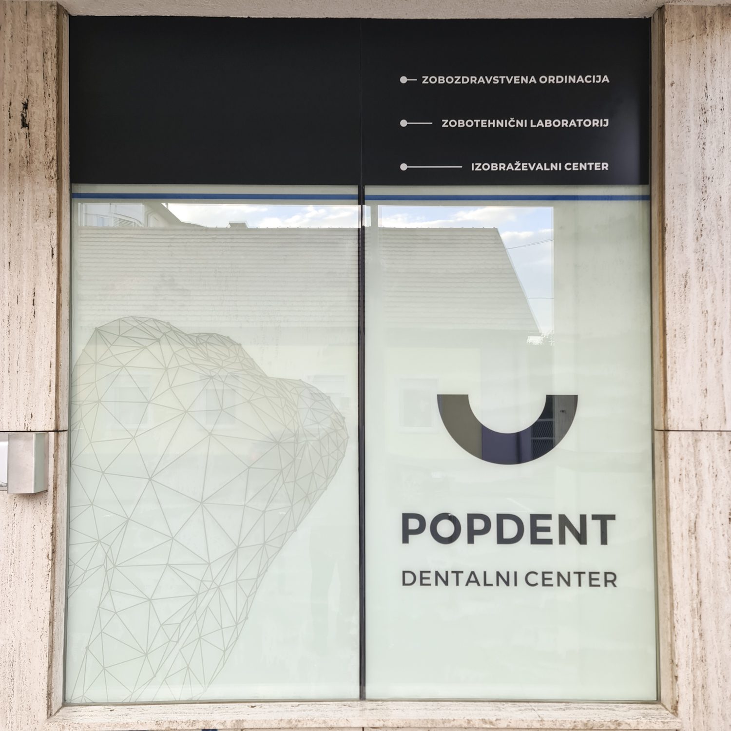 Polepitev stekla za PopDent, izvedeno s strani Styxz. Sodobna grafična polepitev.