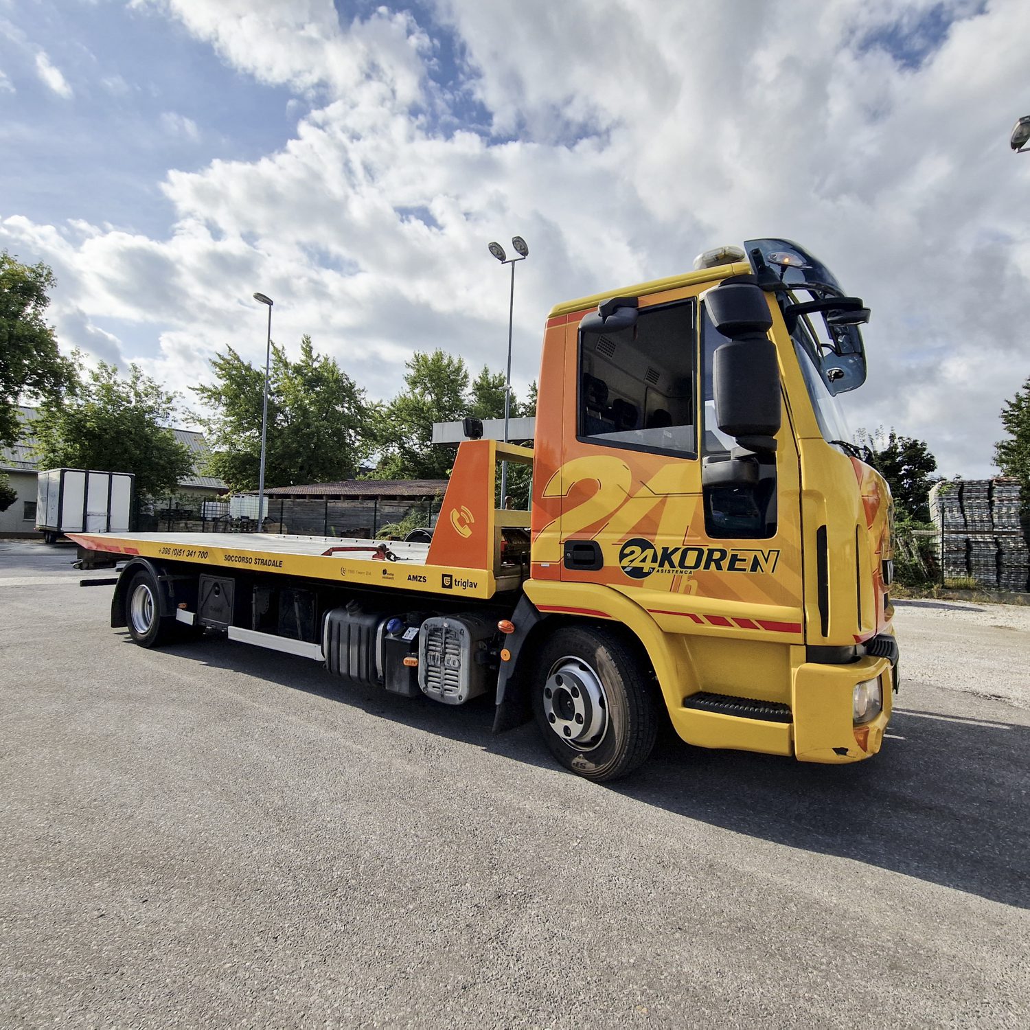 Polepitev tovornjaka avtovleka Iveco za Koren, izvedeno s strani Styxz.