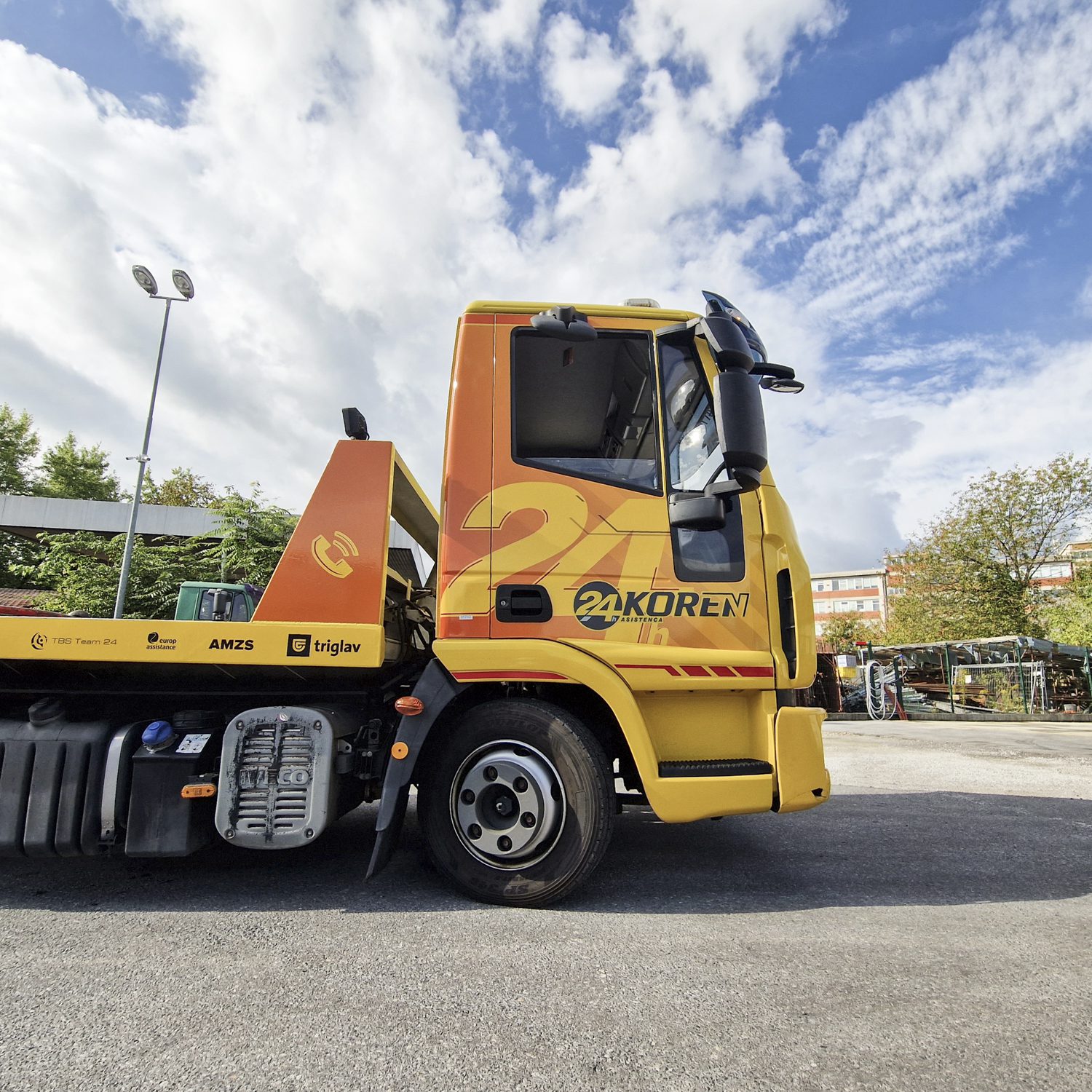 Polepitev tovornjaka avtovleka Iveco za Koren, izvedeno s strani Styxz.
