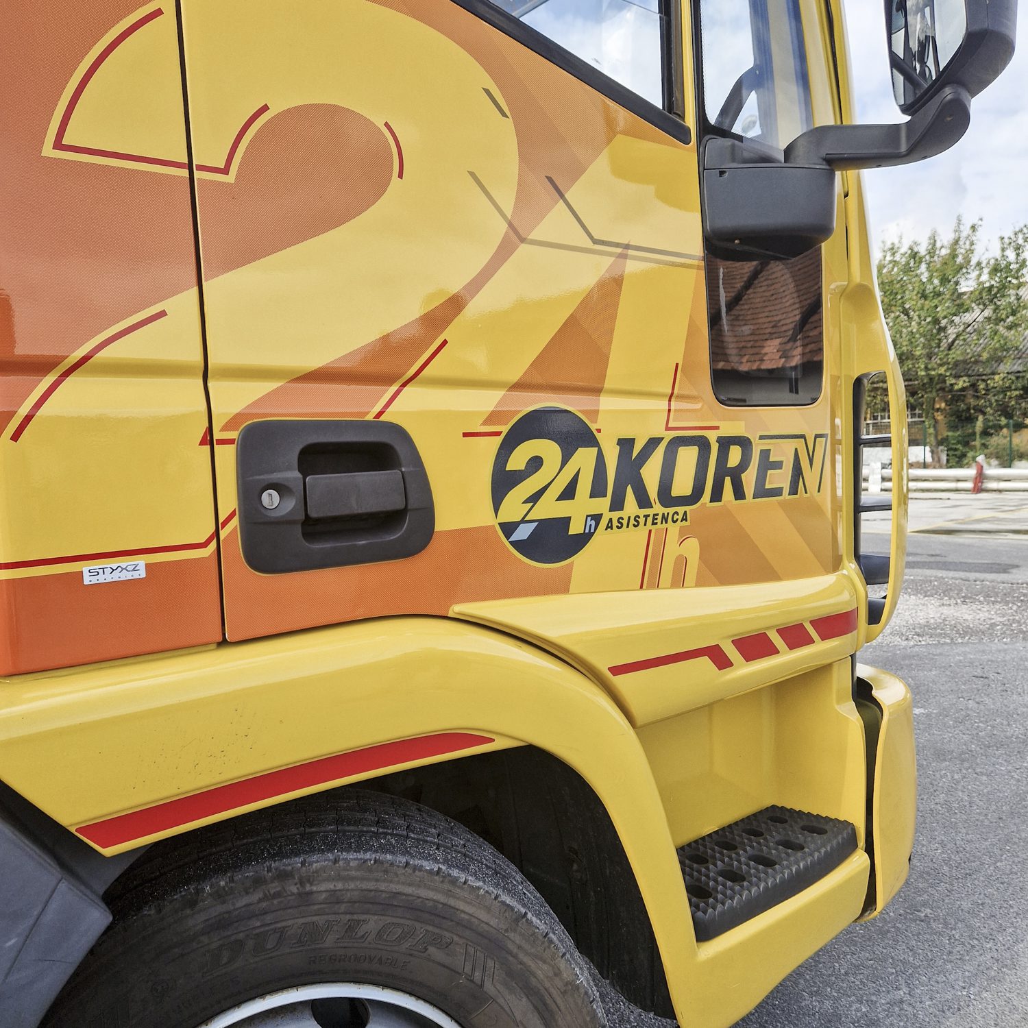 Polepitev tovornjaka avtovleka Iveco za Koren, izvedeno s strani Styxz.