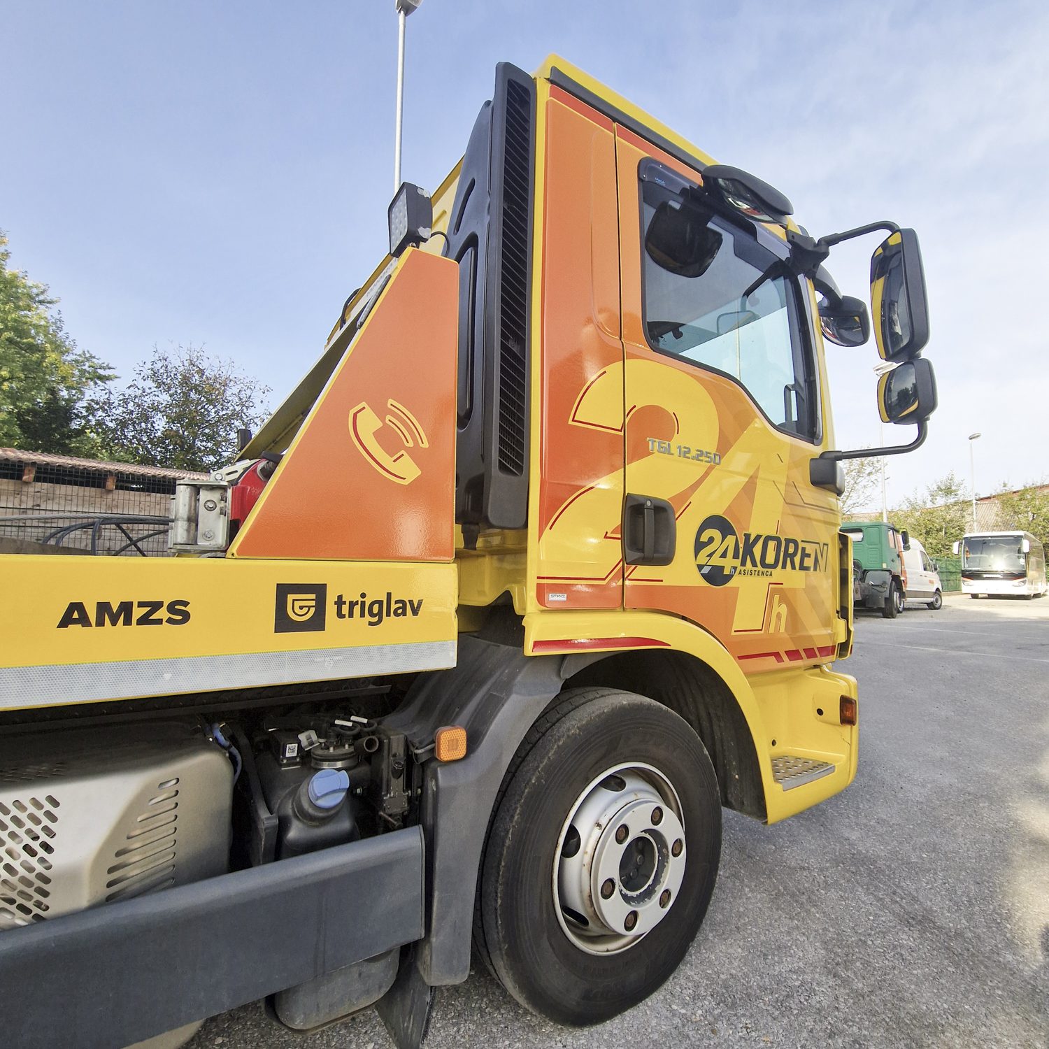 Polepitev tovornjaka avtovleka MAN za Koren, izvedeno s strani Styxz.