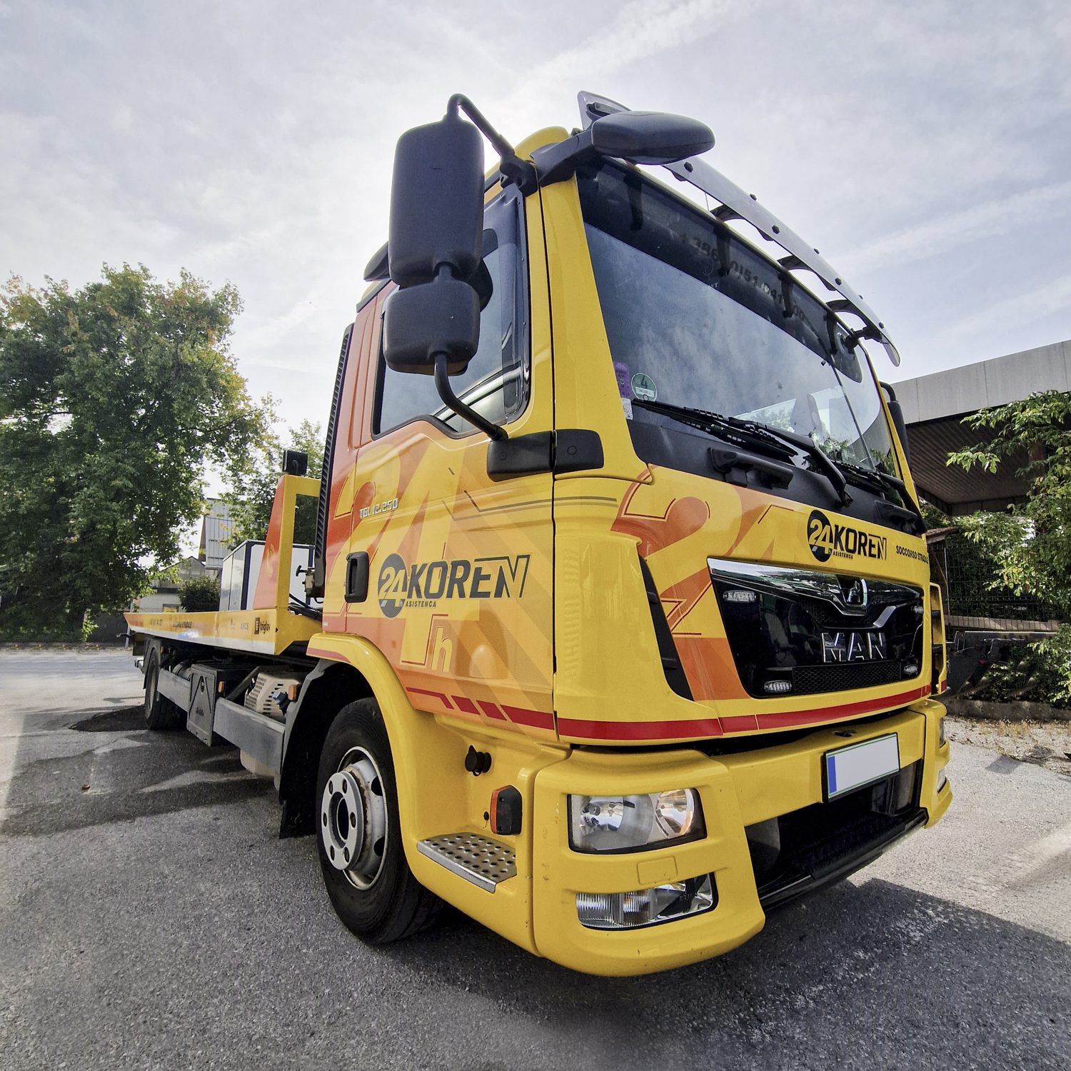Polepitev tovornjaka avtovleka MAN za Koren, izvedeno s strani Styxz.