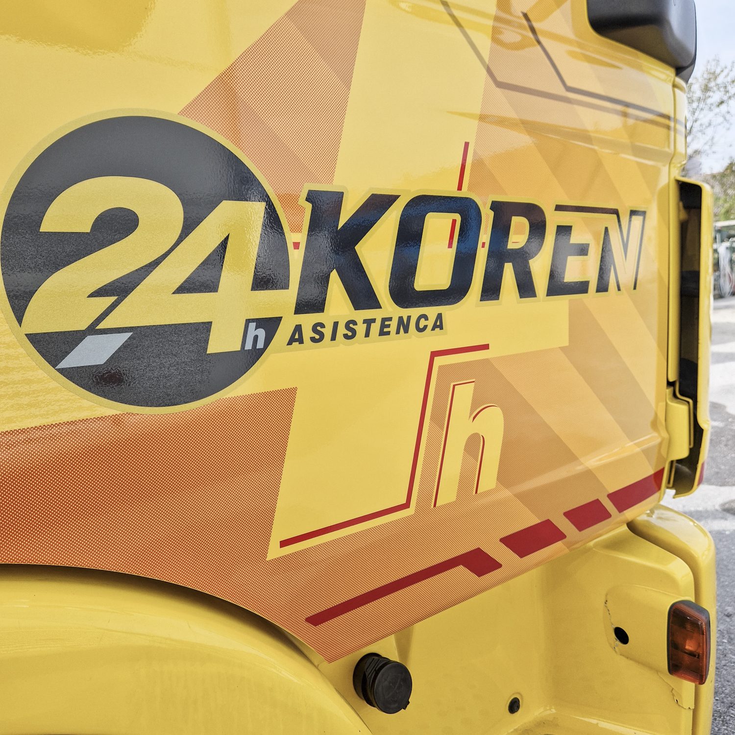 Polepitev tovornjaka avtovleka MAN za Koren, izvedeno s strani Styxz.