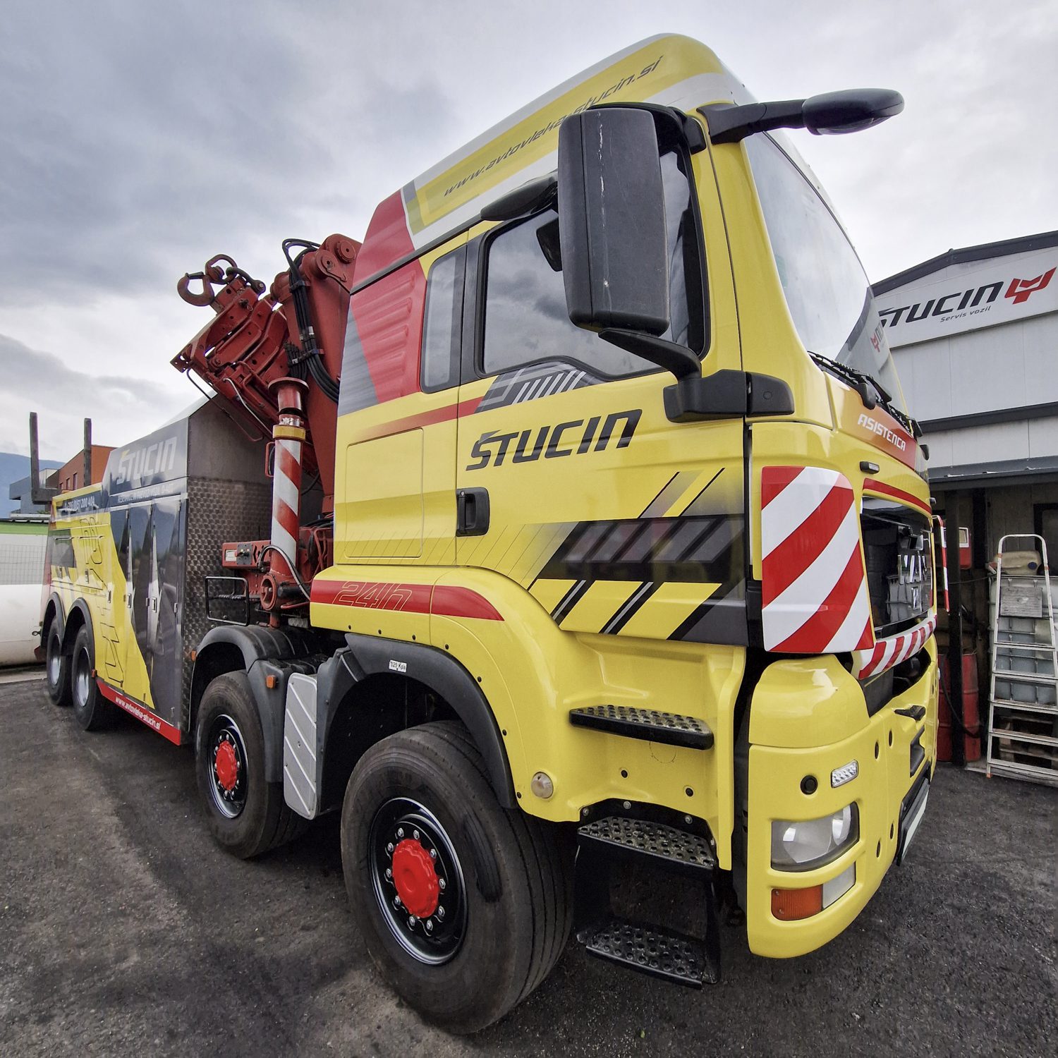 Polepitev tovornjaka avtovleka MAN za Stucin, izvedeno s strani Styxz.