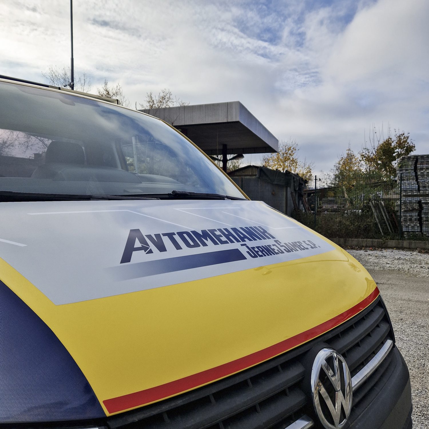 Polepitev tovornjaka avtovleka Volkswagen za Samec Fitzel, izvedeno s strani Styxz.