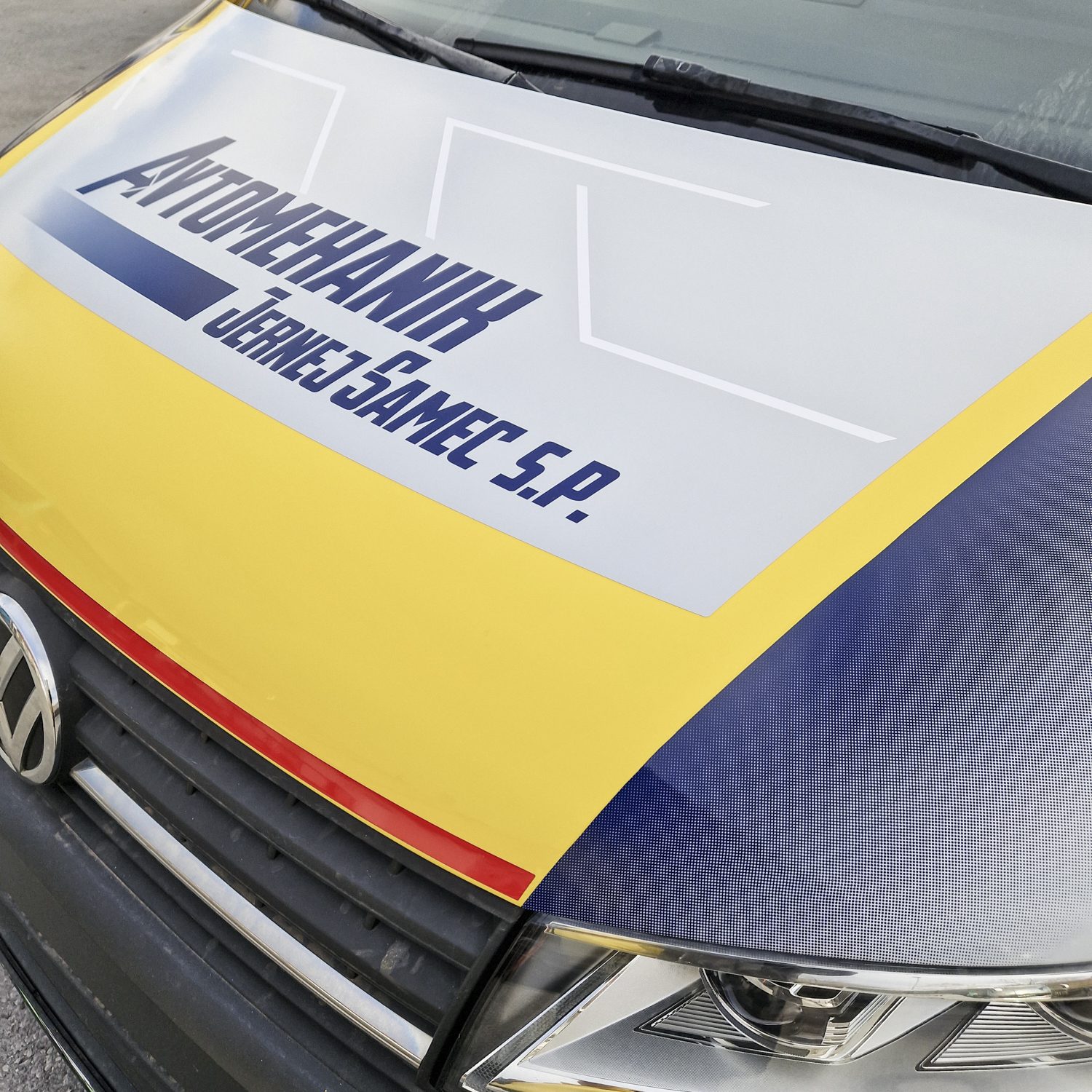 Polepitev tovornjaka avtovleka Volkswagen za Samec Fitzel, izvedeno s strani Styxz.