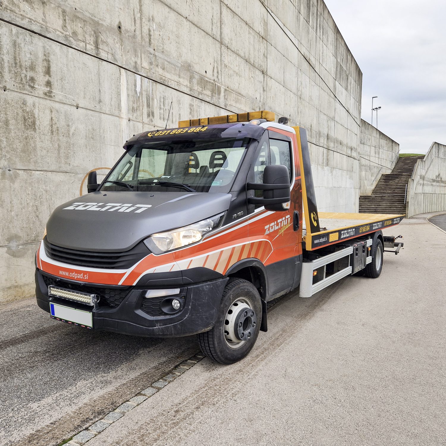 Polepitev tovornjaka Iveco za Zoltan, izvedeno s strani Styxz. Sodobna grafična polepitev vozila. Sodobna grafična polepitev vozila.