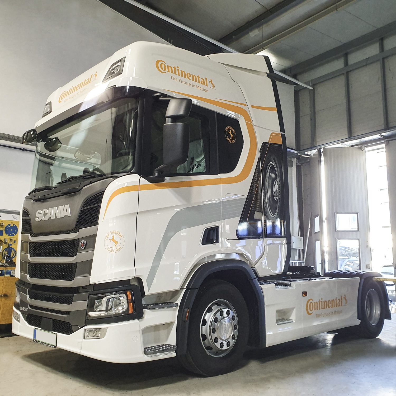 Polepitev tovornjaka Scania za Continental, izvedeno s strani Styxz.