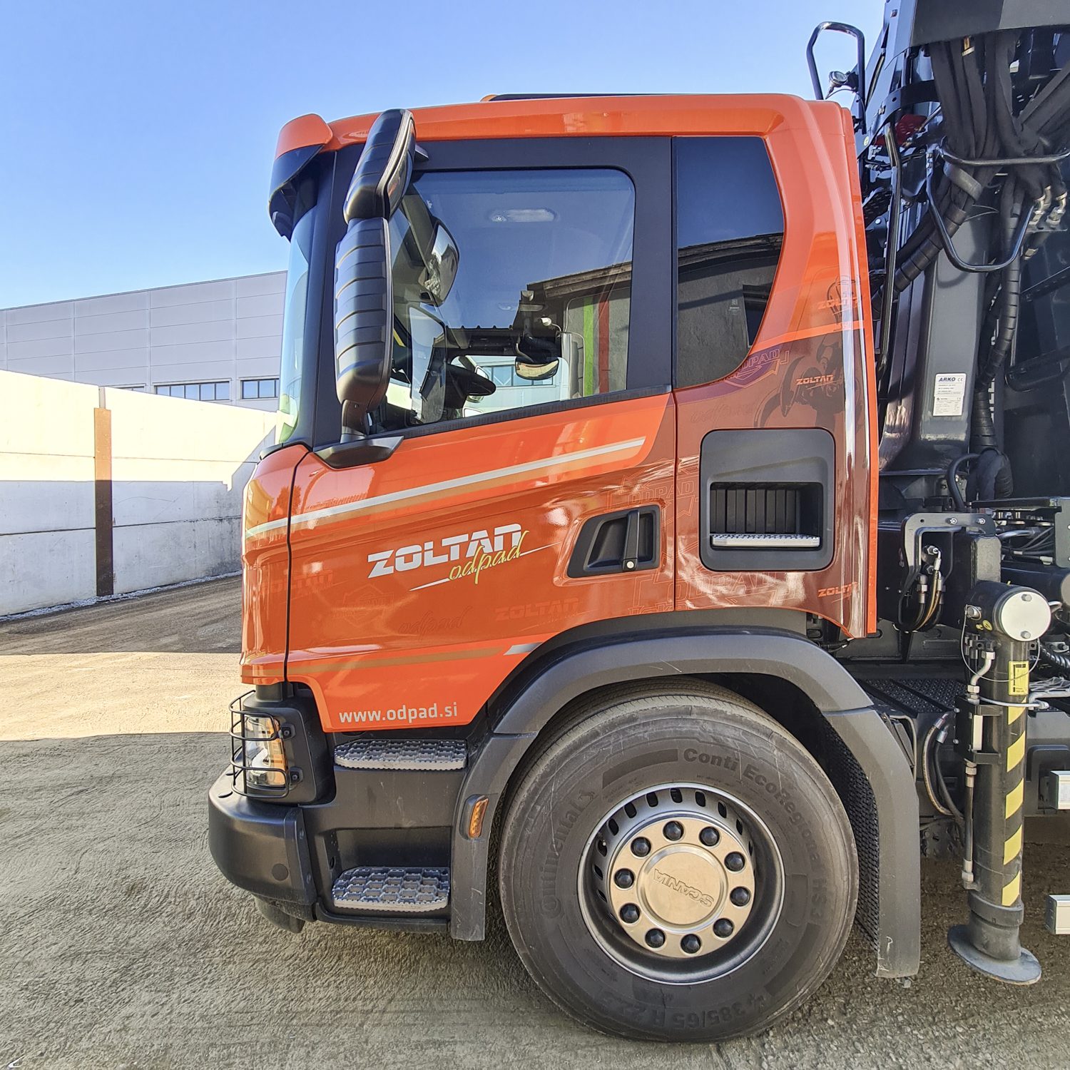 Polepitev tovornjaka Scania za Zoltan, izvedeno s strani Styxz.