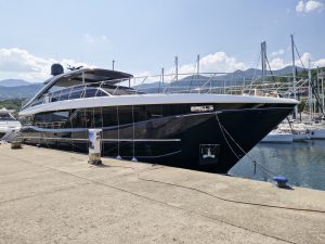 Polepitev 30-metrskega plovila v Opatiji izvedena s strani STYXZ